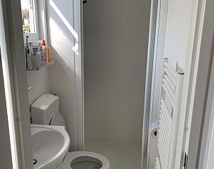 Moderne badkamer van VZ1083 Chalet Valkenisse in Biggekerke, Zeeland.