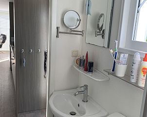 Badkamer met douche in VZ1083 Chalet Valkenisse, Biggekerke, Walcheren.