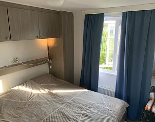 Comfortabele slaapkamer in VZ1083 Chalet Valkenisse, Biggekerke met veel licht.