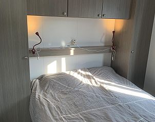 Slaapkamer met dubbel bed in VZ1083 Chalet Valkenisse, Biggekerke, Zeeland.