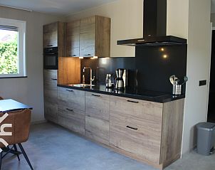 Stijlvolle woonkamer van vakantiehuis ZE1544 in Biggekerke, Walcheren. Comfortabele zitruimte met moderne inrichting en uitzicht op de tuin.