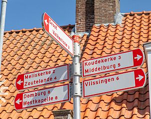 Uitzicht op het landelijke landschap rondom vakantiehuis ZE1544 in Biggekerke, Walcheren, Zeeland met een molen in de verte.