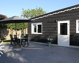 Geniet van het terras bij vakantiehuis ZE1544 in Biggekerke, Walcheren, met comfortabele zitjes en een parasol voor ontspanning in Zeeland.
