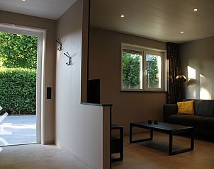 Speelplaats bij vakantiehuis ZE1544 in Biggekerke, Walcheren, Zeeland, met kleurrijke speeltoestellen en zonnige omgeving.