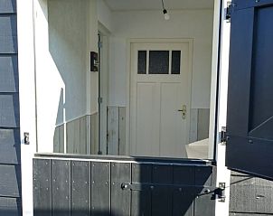 Eingang zum Ferienhaus in Ritthem, Walcheren, Zeeland mit traditioneller Tr und lndlicher Atmosphre.