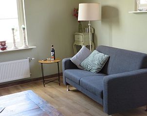 Komfortable Sitzecke im Ferienhaus in Ritthem, Walcheren, Zeeland mit modernem Sofa und gemtlicher Einrichtung.