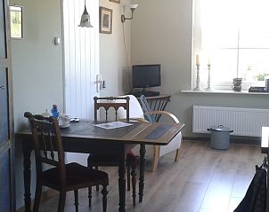 Essecke im Ferienhaus in Ritthem, Walcheren, Zeeland mit klassischem Tisch und Sthlen am Fenster.