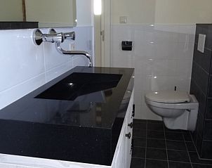 Modernes Badezimmer im Ferienhaus in Ritthem, Walcheren, Zeeland mit stilvollem Waschbecken und Toilette.