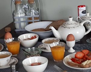 Reichhaltiges Frhstck im Ferienhaus in Ritthem, Walcheren, Zeeland mit frischen Produkten und gemtlichem Geschirr.