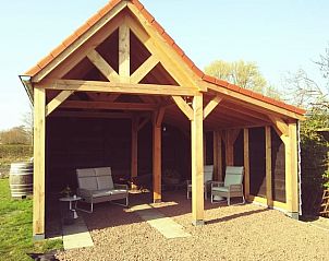 Rustikale Veranda am Ferienhaus in Ritthem, Walcheren, Zeeland mit bequemen Sitzgelegenheiten.