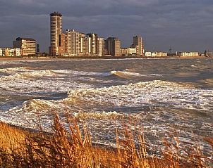 Blick auf die Kste bei Ferienhaus in Ritthem, Walcheren, Zeeland mit Wellen und Skyline.