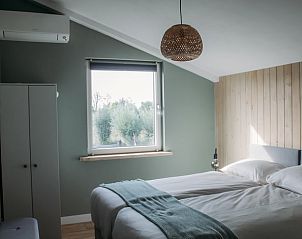 Gemtliches Schlafzimmer mit Blick auf die Natur im Ferienhaus in Ritthem, Zeeland.