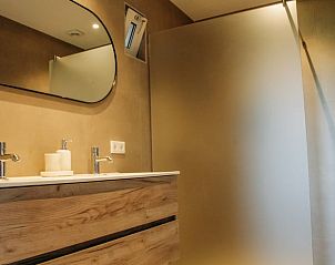 Luxurises Badezimmer mit Doppelwaschbecken in einem Ferienhaus in Ritthem, Zeeland.