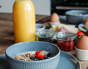 Frhstckstisch mit frischen Produkten im Ferienhaus in Ritthem, Walcheren, Zeeland.