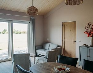 Gerumiges Wohnzimmer mit Blick auf die Terrasse im Ferienhaus in Ritthem, Walcheren, Zeeland.