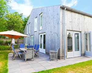 Zonnig terras bij VZ662 Groepsaccommodatie in Grijpskerke, ideaal voor buiten dineren, Walcheren, Zeeland.