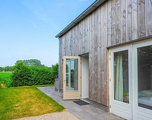 Achtertuin van VZ662 Groepsaccommodatie in Grijpskerke met open deuren naar natuur, Walcheren, Zeeland.