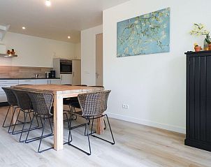 Eetkamer in VZ662 Groepsaccommodatie in Grijpskerke met grote tafel voor 16 personen, Walcheren, Zeeland.