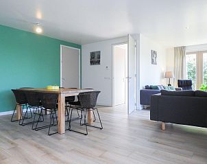 Ruime open woonkamer in VZ662 Groepsaccommodatie in Grijpskerke met groene muur, Walcheren, Zeeland.