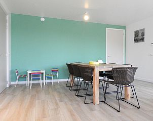 Kinderhoek in VZ662 Groepsaccommodatie in Grijpskerke met kleurrijke stoeltjes, Walcheren, Zeeland.