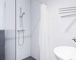 Moderne badkamer met douche in VZ662 Groepsaccommodatie in Grijpskerke, Walcheren, Zeeland.