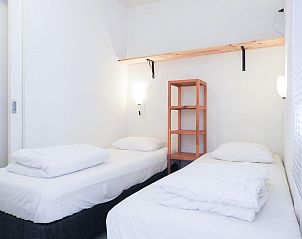 Slaapkamer met twee bedden in VZ136 Studio Grijpskerke, Walcheren, Zeeland.