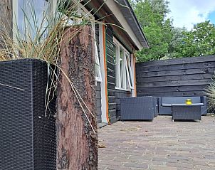 Houten veranda met zitplek bij Huisje in Grijpskerke, vakantiewoning in Zeeland.