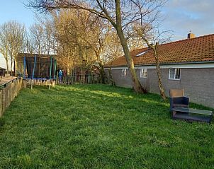 Tuin met trampoline bij Huisje in Grijpskerke, vakantiewoning in Walcheren, Zeeland.