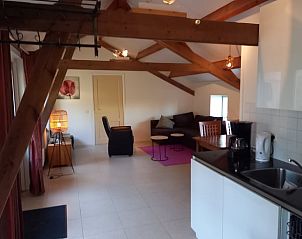 Open keuken en zithoek in Huisje in Grijpskerke, vakantiewoning in Zeeland.