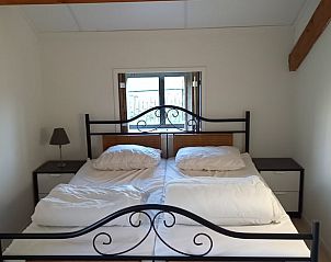 Slaapkamer met tweepersoonsbed in Huisje in Grijpskerke, vakantiehuis in Walcheren.