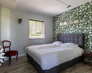 Ruime groene tuin bij vakantiehuis ZE126 in Grijpskerke, Walcheren, ideaal voor ontspanning in de natuur.