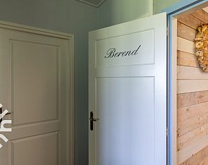 Moderne woonkamer in vakantiehuis ZE126, Grijpskerke, Walcheren, met open keuken en gezellige zithoek.