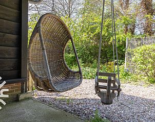 Luchtfoto van vakantiehuis ZE126 in Grijpskerke, Walcheren, omringd door weelderige natuur en velden.