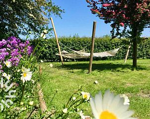 Stijlvolle badkamer in vakantiehuis ZE126, Grijpskerke, Walcheren, met moderne douche en wastafel.