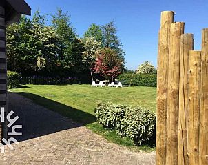 Charmante deur met opschrift bij vakantiehuis ZE126 in Grijpskerke, Walcheren, met houten interieurdetails.