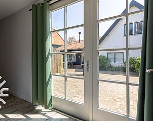 Overdekte veranda van vakantiehuis ZE126 in Grijpskerke, Walcheren, met uitzicht op de tuin.