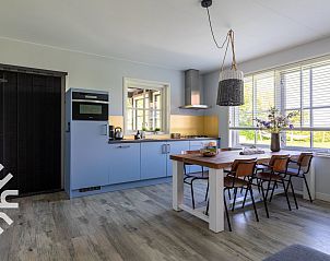 Slaapkamer met oranje accenten in vakantiehuis ZE126, Grijpskerke, Walcheren, voor een warme sfeer.