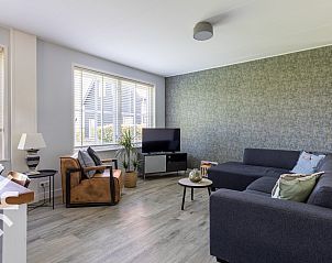 Moderne badkamer met regendouche in vakantiehuis ZE126, Grijpskerke, Walcheren.