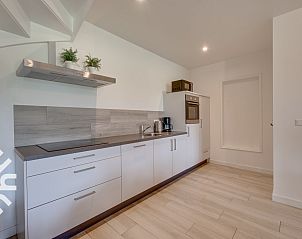 Buitenzijde van vakantiehuis ZE661 in Grijpskerke, Walcheren omringd door natuur in Zeeland.