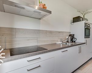 Eetkamer in vakantiehuis ZE661 Grijpskerke, Walcheren met uitzicht op tuin in Zeeland.