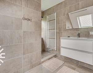 Stijlvolle badkamer met douche in ZE646 vakantiehuis, Grijpskerke, Walcheren.