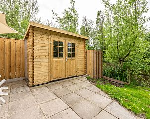 Groene tuin met speeltoestel bij ZE646 vakantiehuis, Grijpskerke, Zeeland.