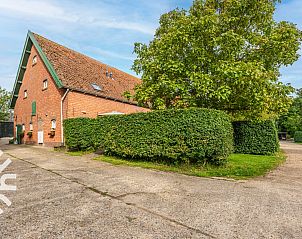 Buitenkant van vakantiehuis ZE135 in Grijpskerke, Walcheren, omgeven door natuur.
