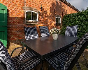 Gezellig terras bij vakantiehuis ZE135 in Grijpskerke, Walcheren, met tuintafel.