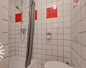 Eethoek met houten tafel in vakantiehuis ZE135, Grijpskerke, Walcheren.