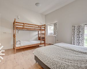 Lichte slaapkamer met dakraam in vakantiehuis ZE138, Grijpskerke, Walcheren, voor een ontspannen verblijf.