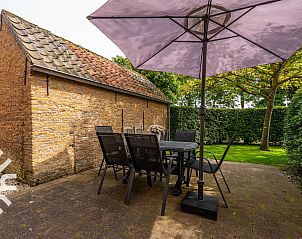 Slaapkamer met twee bedden in vakantiehuis ZE138, Grijpskerke, Walcheren, met uitzicht op de tuin.