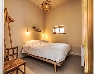 Sfeervolle slaapkamer in Vakantiehuis De kleine Pionier, Grijpskerke, Walcheren, Zeeland met comfortabel tweepersoonsbed.