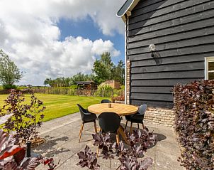 Rond terras met zitgelegenheid bij Vakantiehuis De kleine Pionier, Grijpskerke, Walcheren, Zeeland.