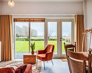 Binnenruimte van Vakantiehuis De kleine Pionier in Grijpskerke, Walcheren, Zeeland met uitzicht op groene tuin.